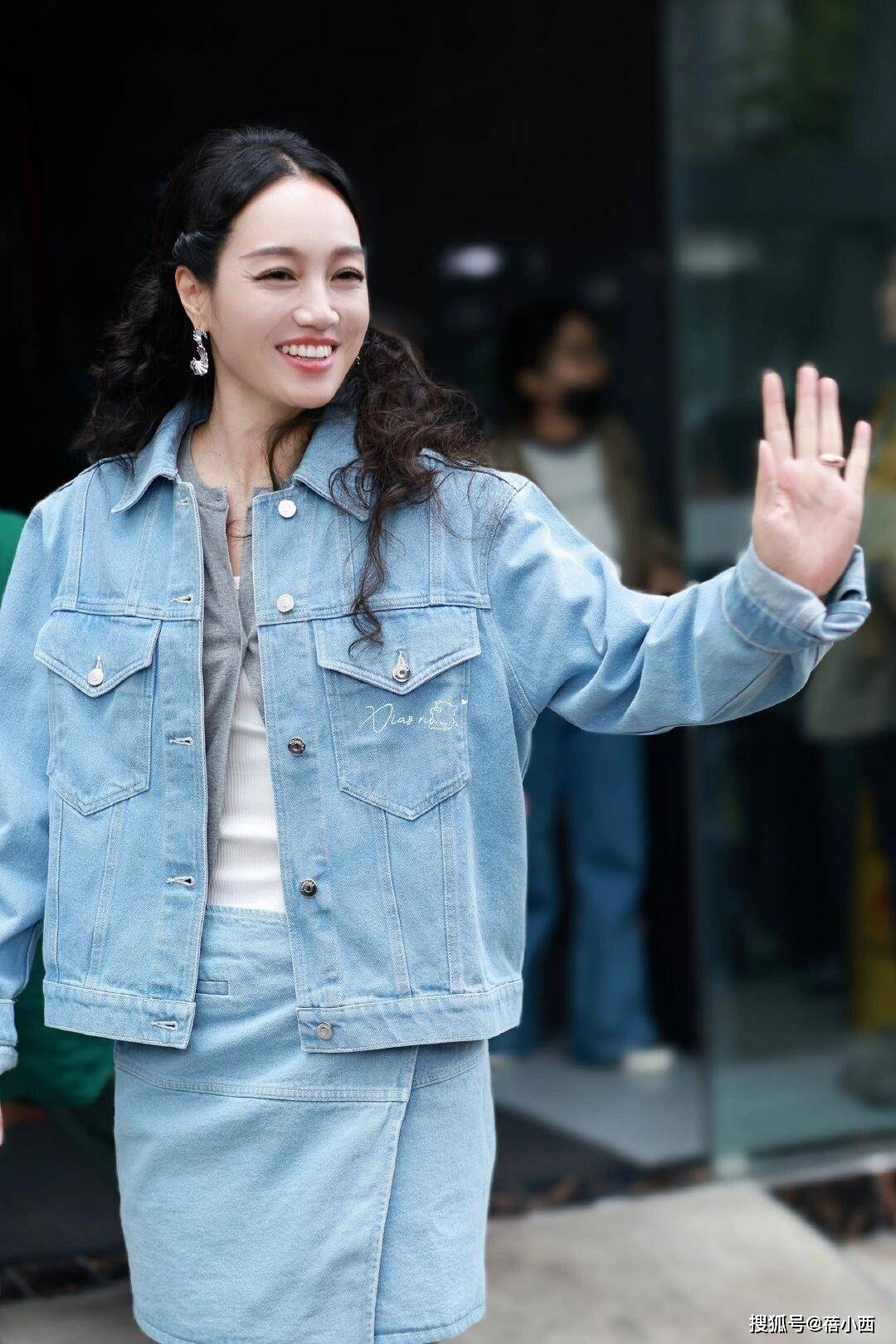 :牛仔外套要一套穿平底鞋才更时髦AG真人网站看了朱丹的穿搭我悟了(图1) :牛仔外套要一套穿平底鞋才更时髦AG真人网站看了朱丹的穿搭我悟了(图1)