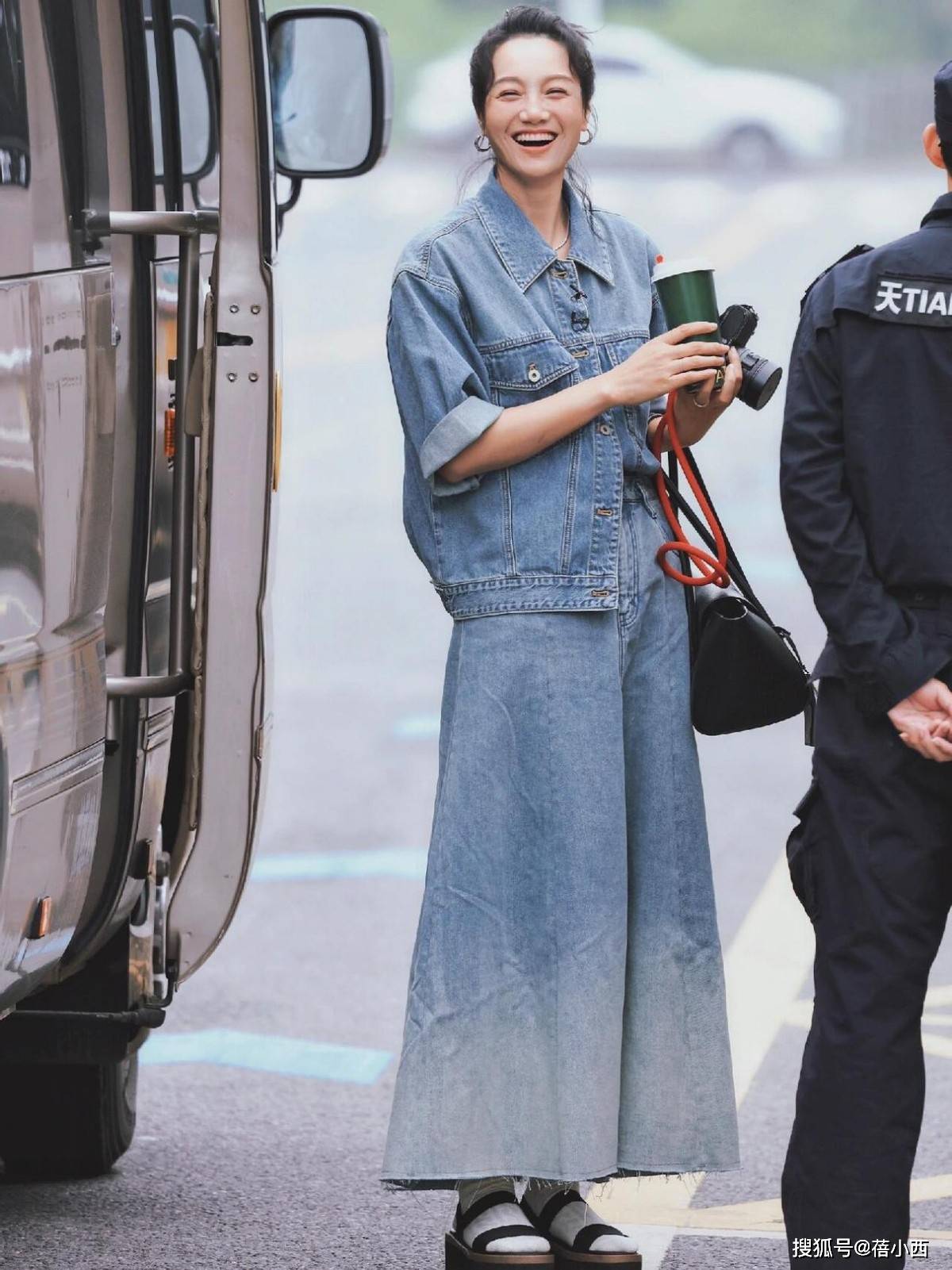 :牛仔外套要一套穿平底鞋才更时髦AG真人网站看了朱丹的穿搭我悟了(图3) :牛仔外套要一套穿平底鞋才更时髦AG真人网站看了朱丹的穿搭我悟了(图3)