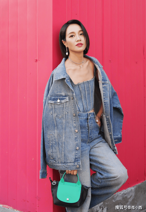 :牛仔外套要一套穿平底鞋才更时髦AG真人网站看了朱丹的穿搭我悟了(图2) :牛仔外套要一套穿平底鞋才更时髦AG真人网站看了朱丹的穿搭我悟了(图2)