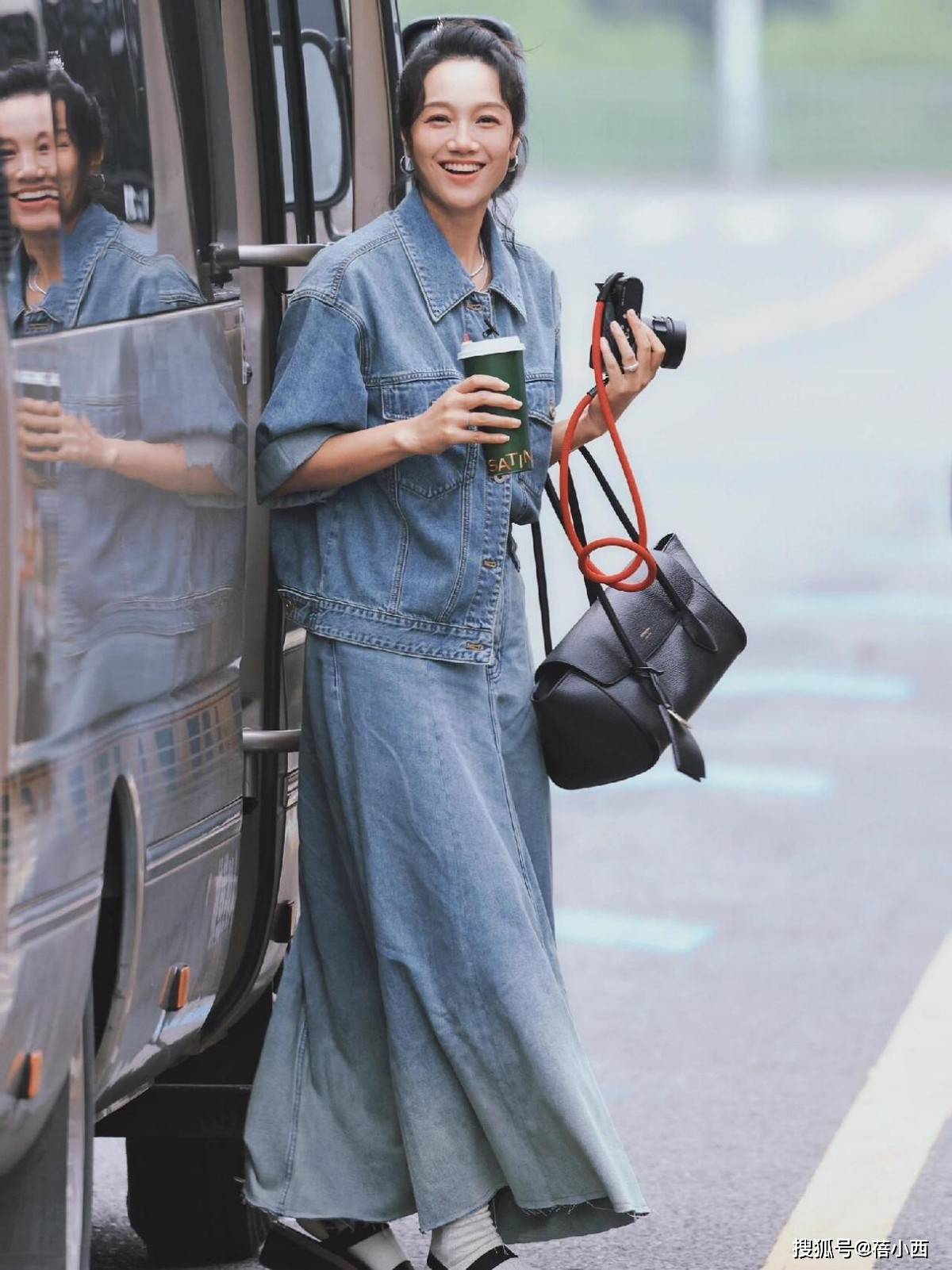 :牛仔外套要一套穿平底鞋才更时髦AG真人网站看了朱丹的穿搭我悟了(图4) :牛仔外套要一套穿平底鞋才更时髦AG真人网站看了朱丹的穿搭我悟了(图4)