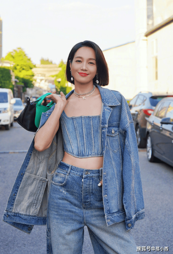 ：牛仔外套要一套穿平底鞋才更时髦AG真人网站看了朱丹的穿搭我悟了(图6)