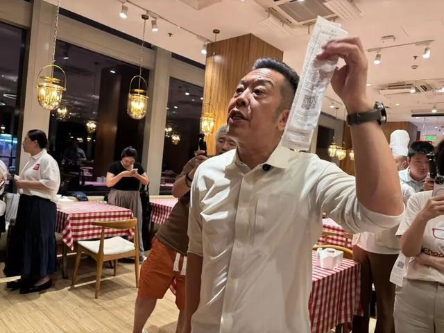 小时却说“恶心”明天起全国所有门店上线“罗永浩菜单”AG真人西贝创始人：罗永浩方结账时攒了会员积分走后一(图2)