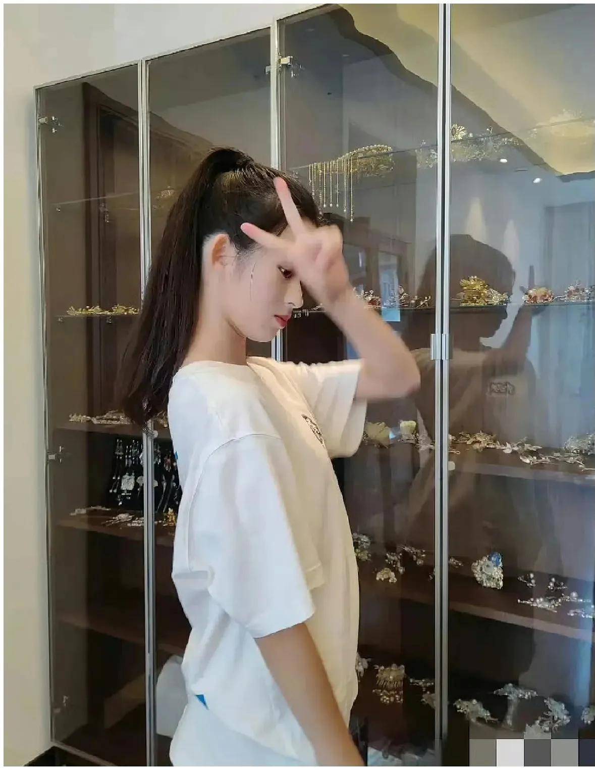 脉曝光父亲身份不凡网友列出8大疑问AG真人女星230万耳饰事件来龙去(图2)