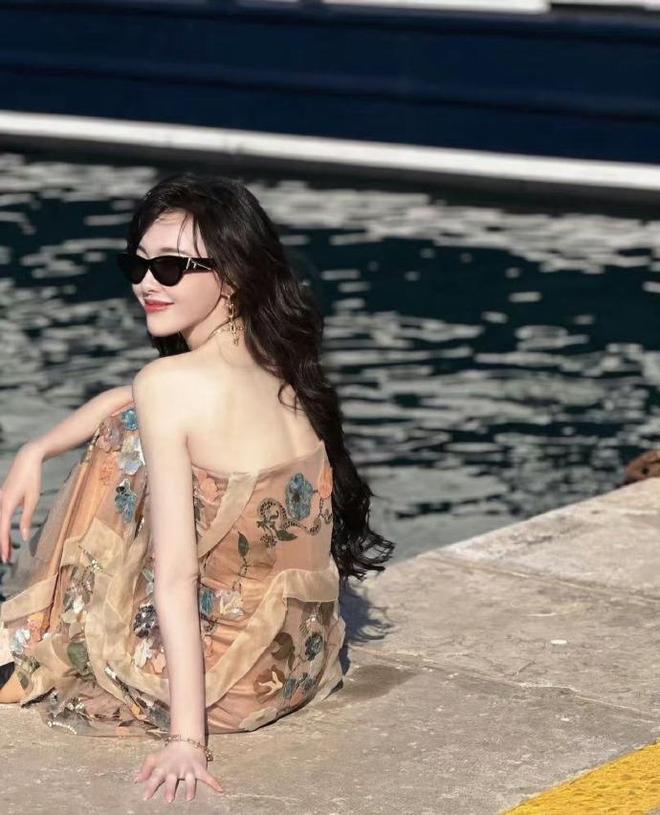 色抹胸露背礼服裙美出国门优雅又自信AG真人唐嫣美的很有底气！一袭裸(图5)