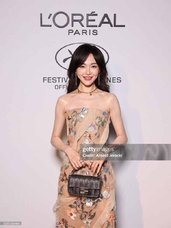 色抹胸露背礼服裙美出国门优雅又自信AG真人唐嫣美的很有底气！一袭裸(图6)