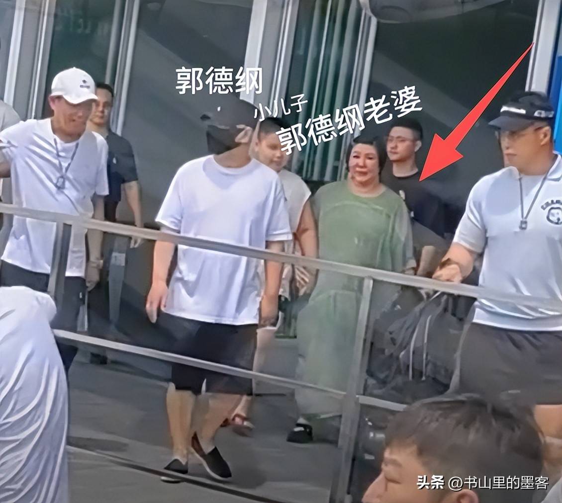 10岁郭汾阳目测200斤戴银色耳环很抢镜ag真人平台第一游戏郭德纲带妻儿澳洲度假(图3)
