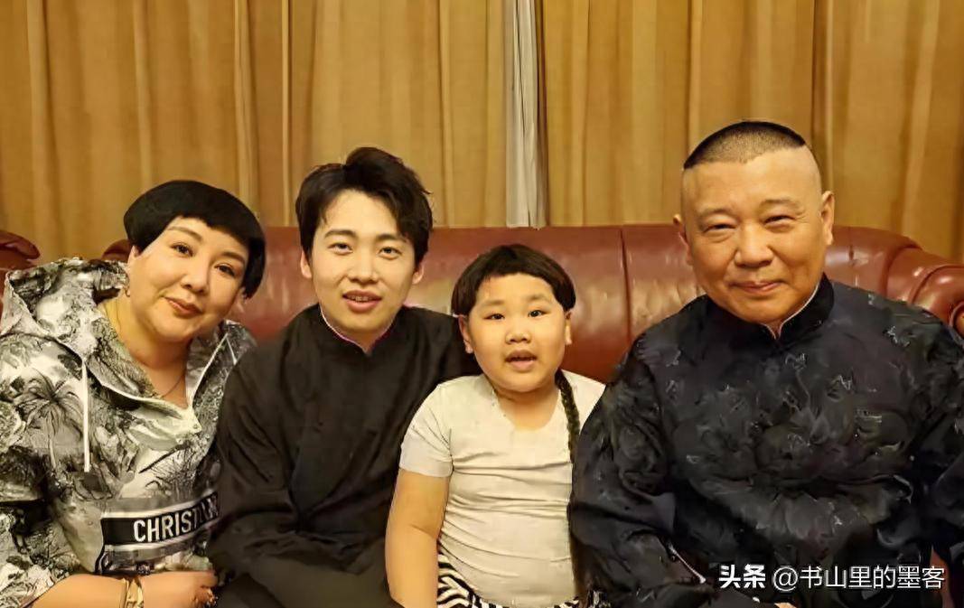 10岁郭汾阳目测200斤戴银色耳环很抢镜ag真人平台第一游戏郭德纲带妻儿澳洲度假(图1)