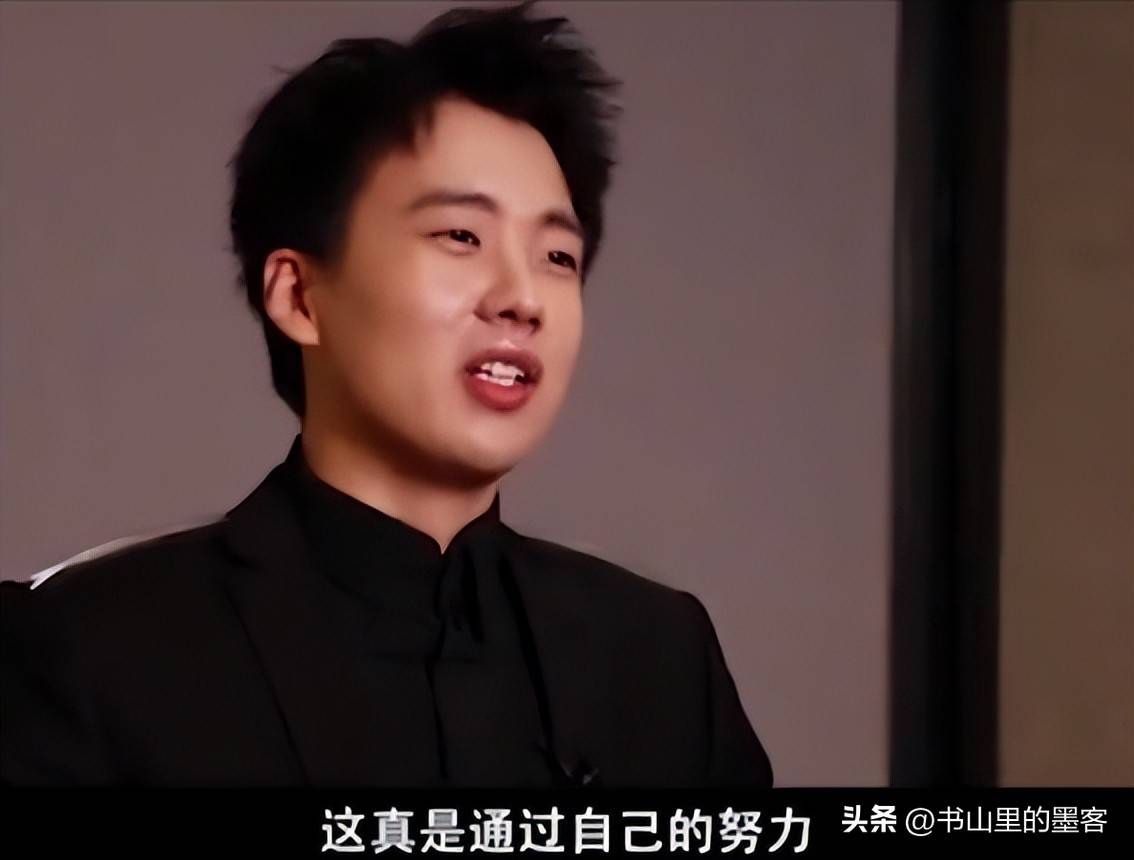 10岁郭汾阳目测200斤戴银色耳环很抢镜ag真人平台第一游戏郭德纲带妻儿澳洲度假(图7)