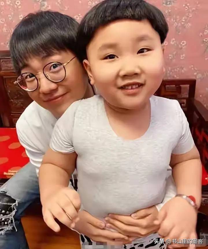 10岁郭汾阳目测200斤戴银色耳环很抢镜ag真人平台第一游戏郭德纲带妻儿澳洲度假(图6)