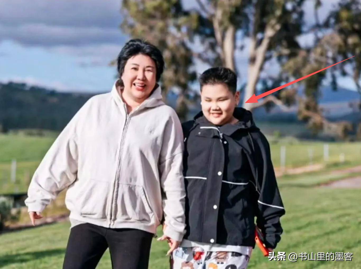 10岁郭汾阳目测200斤戴银色耳环很抢镜ag真人平台第一游戏郭德纲带妻儿澳洲度假(图9)