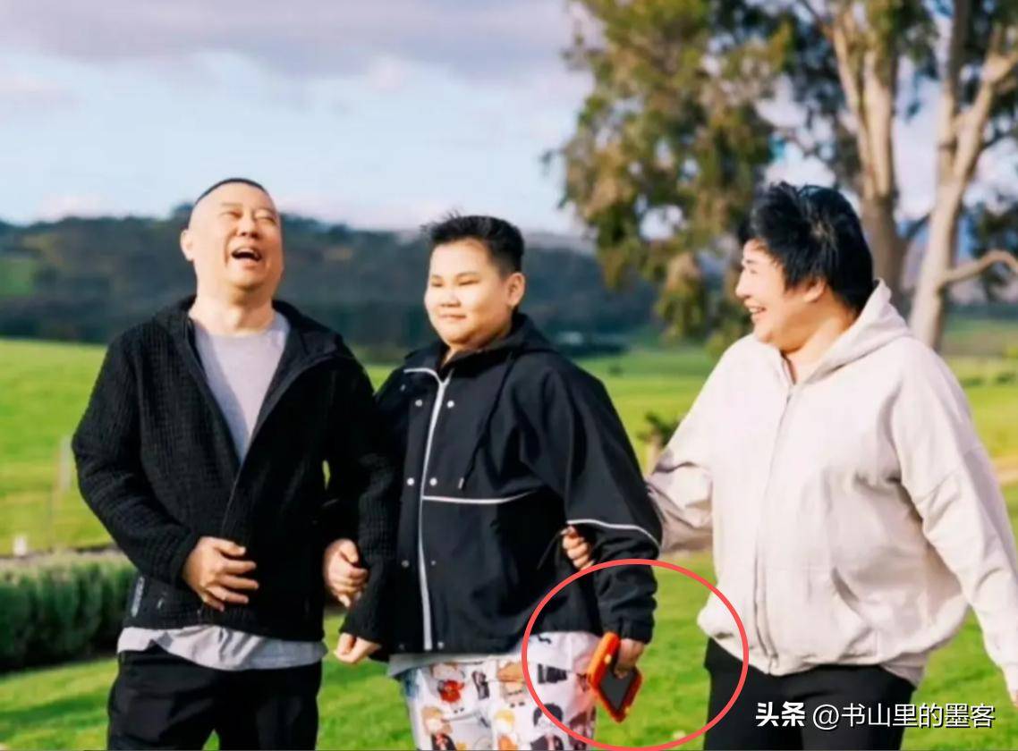 10岁郭汾阳目测200斤戴银色耳环很抢镜ag真人平台第一游戏郭德纲带妻儿澳洲度假(图10)