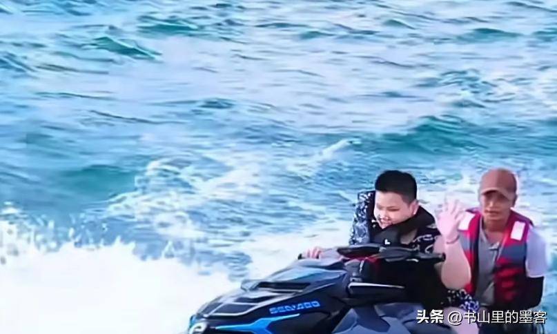 10岁郭汾阳目测200斤戴银色耳环很抢镜ag真人平台第一游戏郭德纲带妻儿澳洲度假(图12)