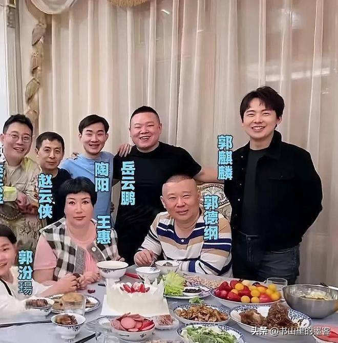 10岁郭汾阳目测200斤戴银色耳环很抢镜ag真人平台第一游戏郭德纲带妻儿澳洲度假(图11)