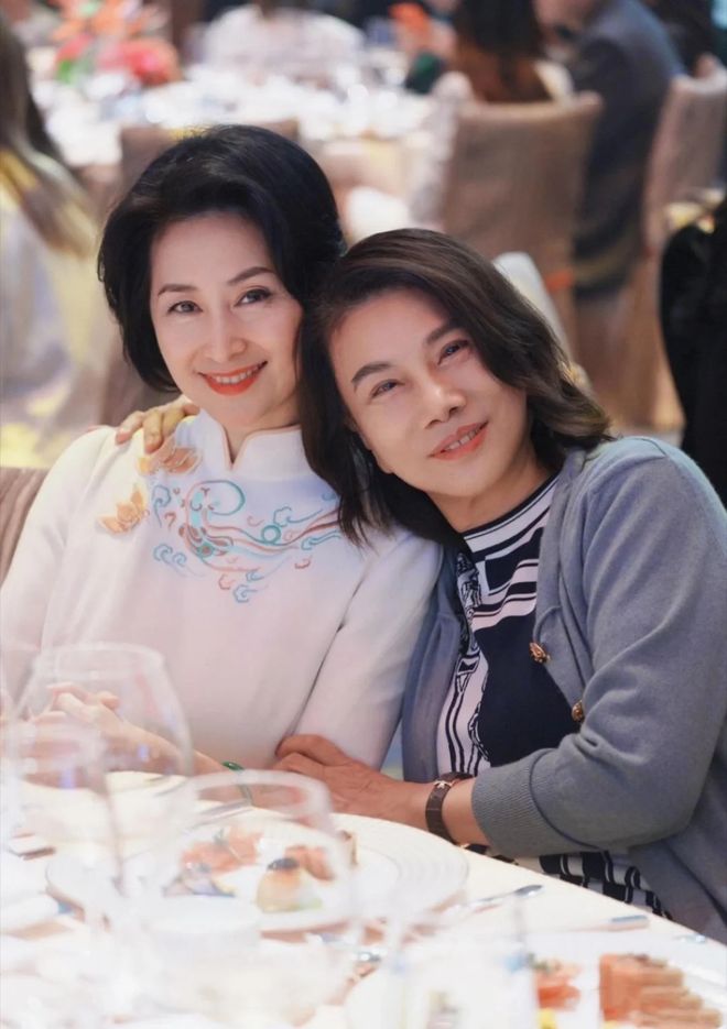 ：成功女性穿衣从不拖沓鞋子带跟显气场AG真人游戏第一品牌看他们穿搭才明白(图5)